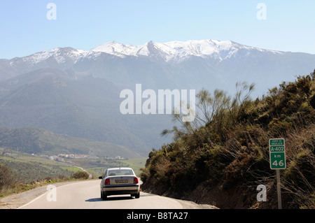 Autofahren in der Sierra de Alhama-Region im Süden von Spanien in der Nähe von Zafarraya in Andalusien Stockfoto