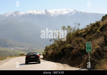 Autofahren in der Sierra de Alhama-Region im Süden von Spanien in der Nähe von Zafarraya in Andalusien Stockfoto