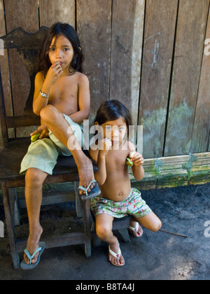 Brasilianischen Amazonas einheimischen Mädchen, in ihren Familien Hütte im Dorf Jamaraquá, Tapajos Wald, Para, Brasilien. Stockfoto