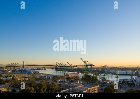 Blick über den Hafen von Los Angeles bei Sonnenuntergang, San Pedro, Los Angeles, Kalifornien, USA Stockfoto