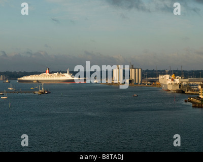 Cunard die Queen Elizabeth 2 Ankunft in Southampton am frühen Morgen 25. Juni 2008 Stockfoto