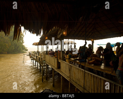 Brasilianische Wochenende Partygänger Zuflucht auf Stelzen Hausbar am Fluss Guama in Belém Para, während ein Sommergewitter am Nachmittag Stockfoto