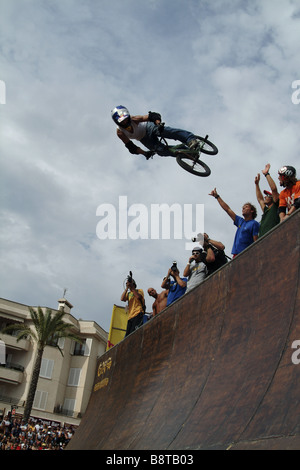 BMX-Fahrer nach dem Sprung von der Rampe, Spanien, Balearen, Mallorca, Palma Stockfoto