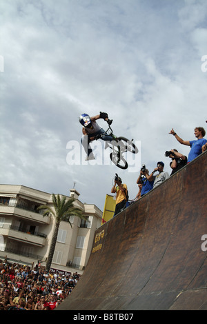 BMX-Fahrer nach dem Sprung von der Rampe, Spanien, Balearen, Mallorca, Palma Stockfoto