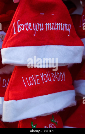 Nahaufnahme der einige bunte Weihnachtsmützen auf einem Marktstand, Surrey, England. Stockfoto