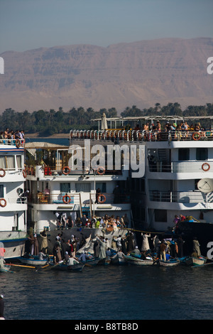 Boot Taders Esna Schleuse Ägypten Stockfoto