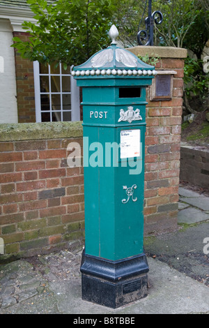 Eine grüne Replik (durch Machan Engineering von Denny Sterlingshire) Penfold Säule Box in Haslemere, Surrey, England. Stockfoto