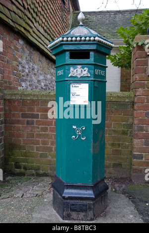 Eine grüne Replik (durch Machan Engineering von Denny Sterlingshire) Penfold Säule Box in Haslemere, Surrey, England. Stockfoto