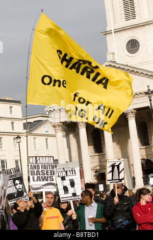 Anti-Scharia-Recht-Demonstranten in Trafalgar Square in London Stockfoto