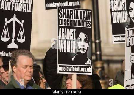 Anti-Scharia-Recht-Demonstranten in Trafalgar Square in London Stockfoto