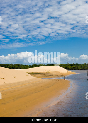 Sanddünen von Rio Preguiças in der Nähe von Vassouras in den Lençois Maranhenses National Park, Maranhao, Brasil. Stockfoto