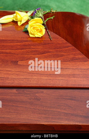 Hölzernen Schatulle und Blumen in einem Friedhof Textfreiraum Stockfoto