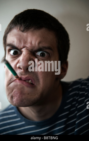 Mann mit Zigarette im Mund stören Stockfoto