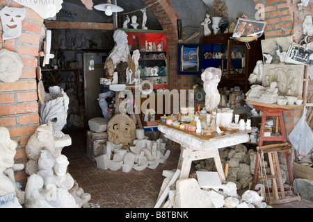 Die Werkstatt von einem Alabaster Handwerker in der alten Hügel Stadt Volterra, Tusacny, Italien. Stockfoto