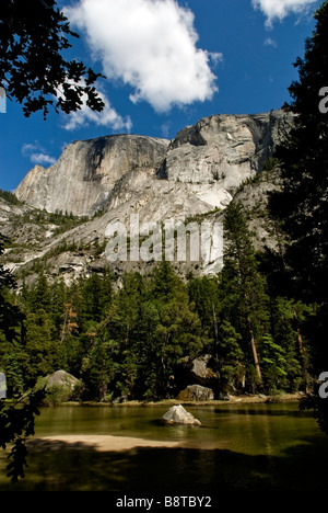 Halbe Kuppel erhebt sich majestätisch über den Fluss an einem wunderschönen Frühlingstag im Yosemite National Park Stockfoto