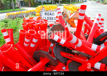 Verkehr Schilder und Zapfen, Beverly Hills, Los Angeles, California, Vereinigte Staaten von Amerika Stockfoto