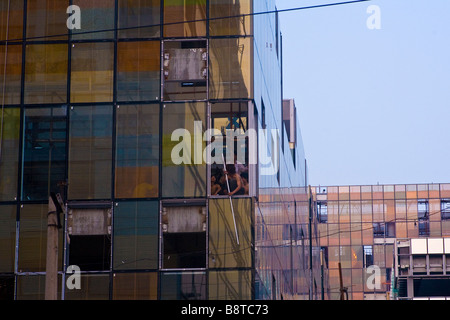 Bauarbeiter im Avantgarde Neubauten in Pekings San Li Tun Bar und Ausgehviertel. Stockfoto