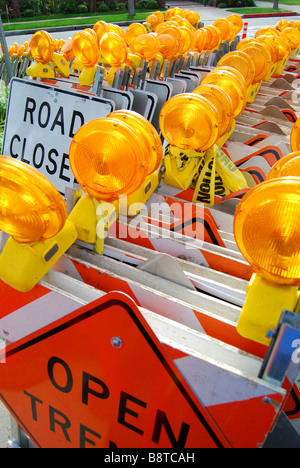 Verkehr Schilder und Zapfen, Beverly Hills, Los Angeles, California, Vereinigte Staaten von Amerika Stockfoto