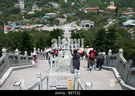 Touristen auf Stufen führen vom Giant Buddha zum Po Lin Kloster Lantau Insel Hongkong April 2008 Stockfoto