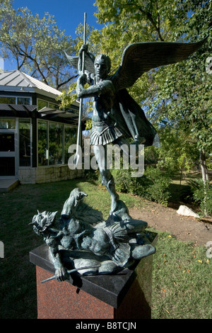 Eine mächtige Skulptur eines Engels, die Tötung des Teufels im Umlauf Skulptur Garten in Austin Texas Stockfoto