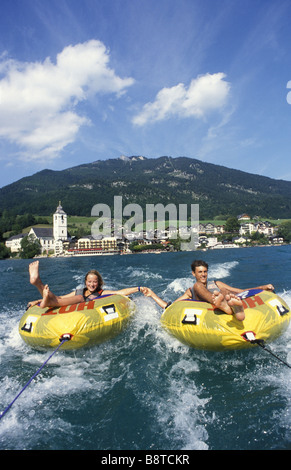 Junge Paare, die Spaß in den Sommerferien, Österreich, Salzkammergut Stockfoto