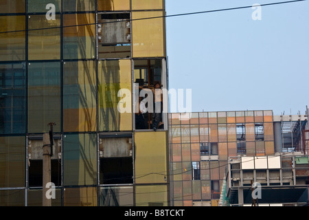 Bauarbeiter im Avantgarde Neubauten in Pekings San Li Tun Bar und Ausgehviertel. Stockfoto