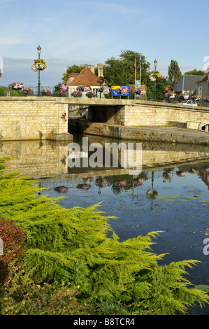 Die ruhigen französischen Briare Fluss Loire ist der Treffpunkt von zwei Kanälen. Stockfoto