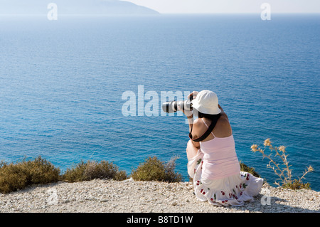 Lady-Fotograf bei Mirtos Strand, Kefalonia, Griechenland, Europa Stockfoto