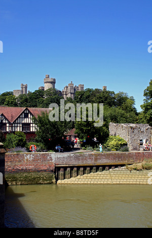 ARUNDEL CASTLE STEHEND ÜBER DEN FLUSS ARUN. WEST SUSSEX UK. Stockfoto