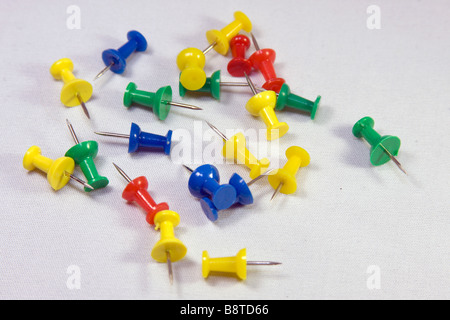 Wand-Push-Pins in verschiedenen Farben. Stockfoto
