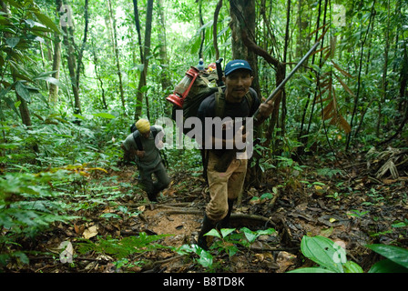 Kuna Schamane Teddy Cooper arbeitet als ein Jäger Guide während einer Expedition in Panamas berüchtigten Darien Region Stockfoto