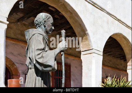 Statue vor der Mission Santa Barbara, Santa Barbara, Kalifornien, USA Stockfoto