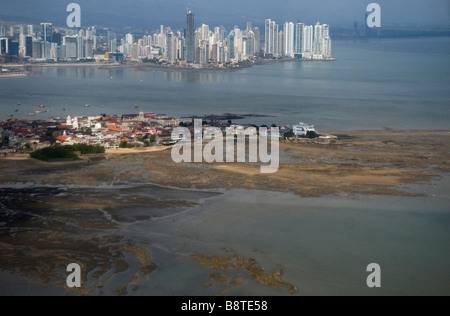 Panama-Stadt Skyline mit Altstadt Casco Antiguo im Vordergrund Stockfoto