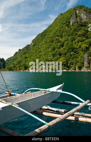 Philippinische Banka (Boot) festgemacht an einer Insel im Bacuit Archipel, Palawan, Philippinen Stockfoto