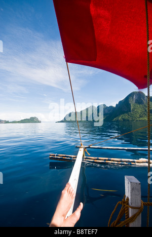 Philippinische Bangka (Boot) auf einer Insel im Bacuit Archipel, Palawan, Philippinen Stockfoto