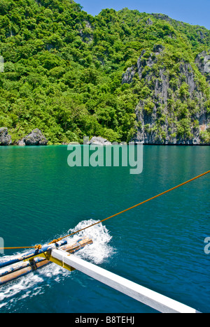 Der Ausleger ein Filipino Bangka (Boot) auf einer Insel im Bacuit Archipel, Palawan, Philippinen Stockfoto