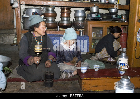 alte Frau aus Ladakh mit Enkelkind, Nurla Dorf, Industal, Indien Stockfoto