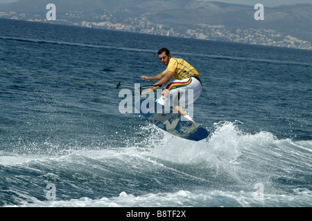 Kitesurfer springen über eine Welle, Spanien, Balearen, Mallorca Stockfoto