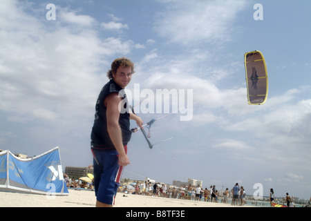 Mann mit seinem Kite am Strand, Spanien, Balearen, Mallorca Stockfoto