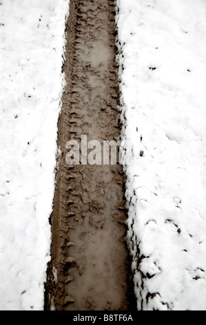 Spuren im Schnee von einem Bauern-Feld Stockfoto