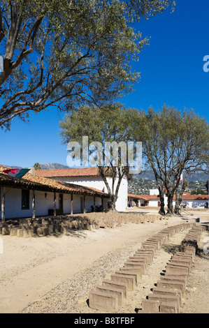 Frisch zubereitete Lehmziegeln (für den laufenden Wiederaufbau) trocknen in der Sonne vor dem Presidio, Santa Barbara, Kalifornien Stockfoto