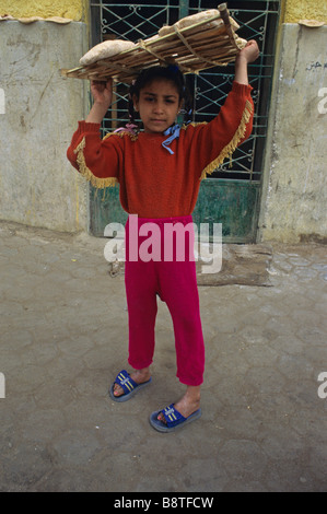 Kind mit Brot Kairo Ägypten Stockfoto