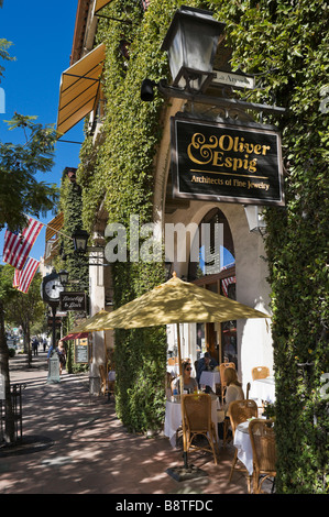 Restaurants und Geschäfte auf der State Street (die Hauptstraße), Santa Barbara, Kalifornien, USA Stockfoto