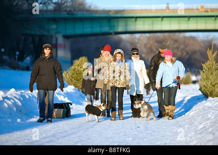 Familie, Wandern, Natur, Winter, Zweisamkeit.  Assiniboine River Trail, Winnipeg, Manitoba, Kanada. Stockfoto