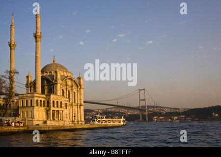 Ortakoy-Moschee und die Bosporus-Brücke in der Morgendämmerung, Istanbul, Türkei. Stockfoto