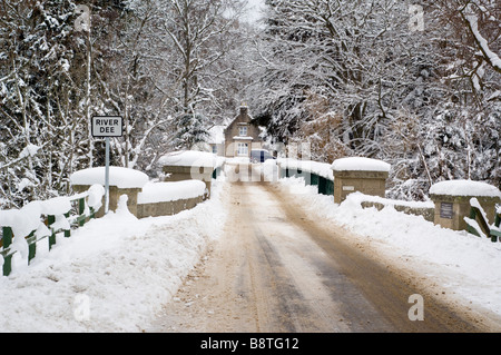 Die Brücke über den Fluss Dee, führt um das Torhaus von Balmoral Castle in Aberdeenshire. Stockfoto