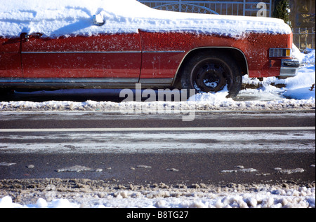 Alten Cadillac an einem kalten Wintertag im Schnee begraben. Stockfoto