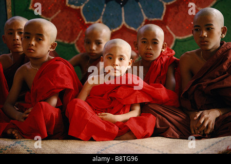 Shin Pyu Festival burmesischen Jungen mit rasierten Köpfen Stockfoto