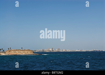 Gorée Island Blick vom Meer mit Dakar im Hintergrund Stockfoto