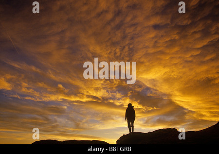 Wanderer bei Sonnenaufgang in der Painted Desert in Arizona Petrified Forest National Park Stockfoto